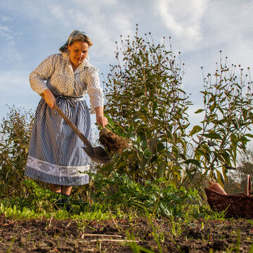Arbeitstracht auf dem Feld ©Peter Becker
