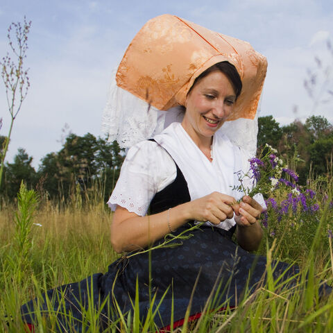 Ausgehtracht im Kornfeld ©Peter Becker