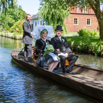 Hochzeitspaar auf Kahn ©Peter Becker