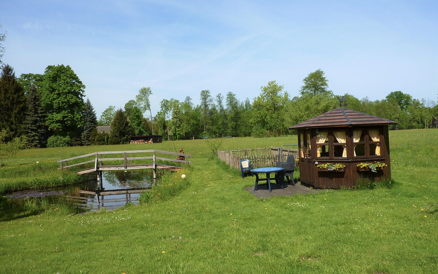 Teich mit Pavillon