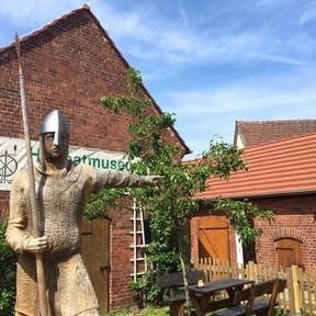 Krieger vor Heimatmuseum Dissen