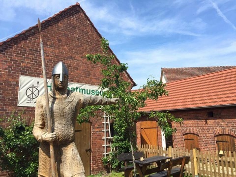 Krieger vor Heimatmuseum Dissen