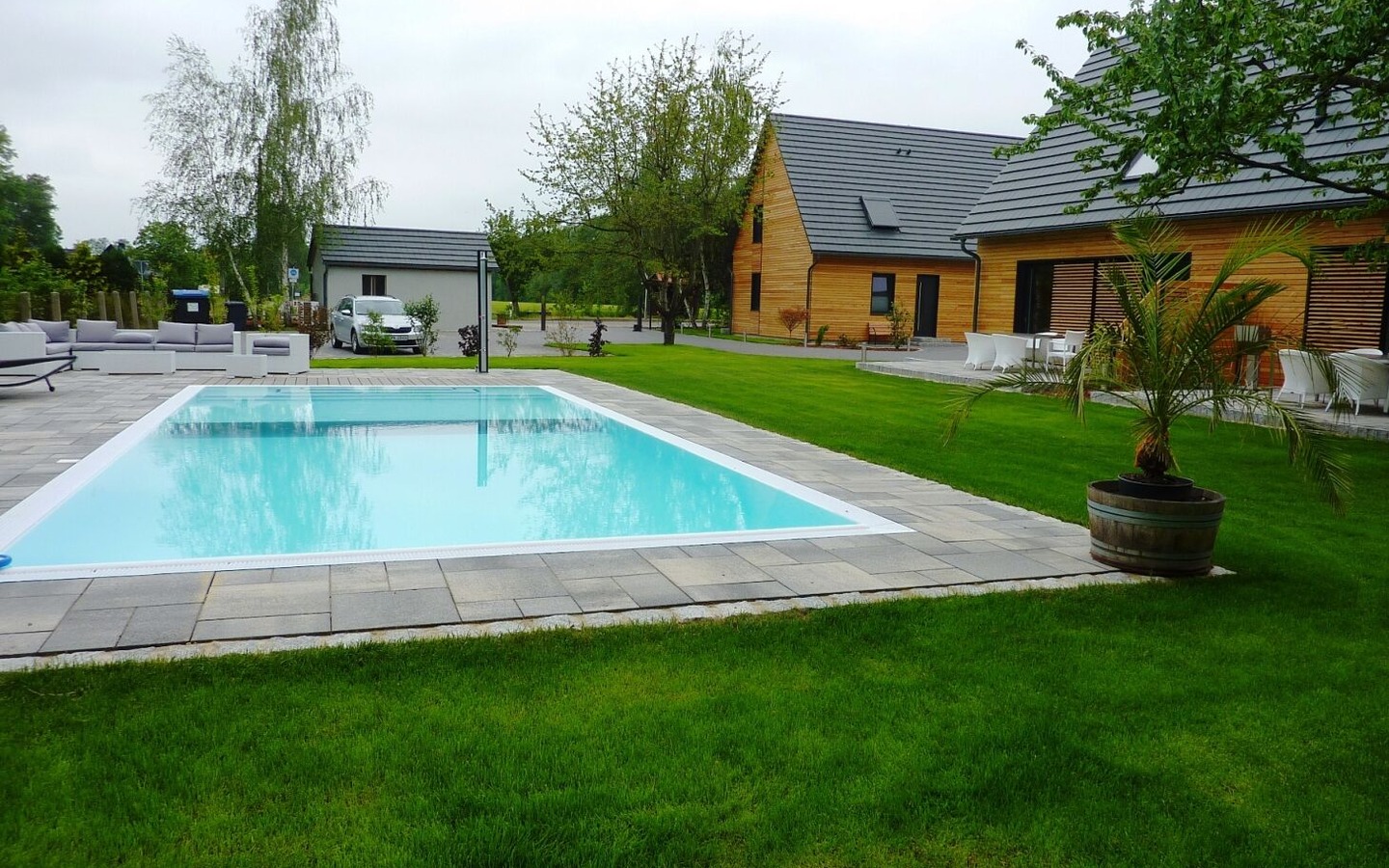 Pool mit Freisitz