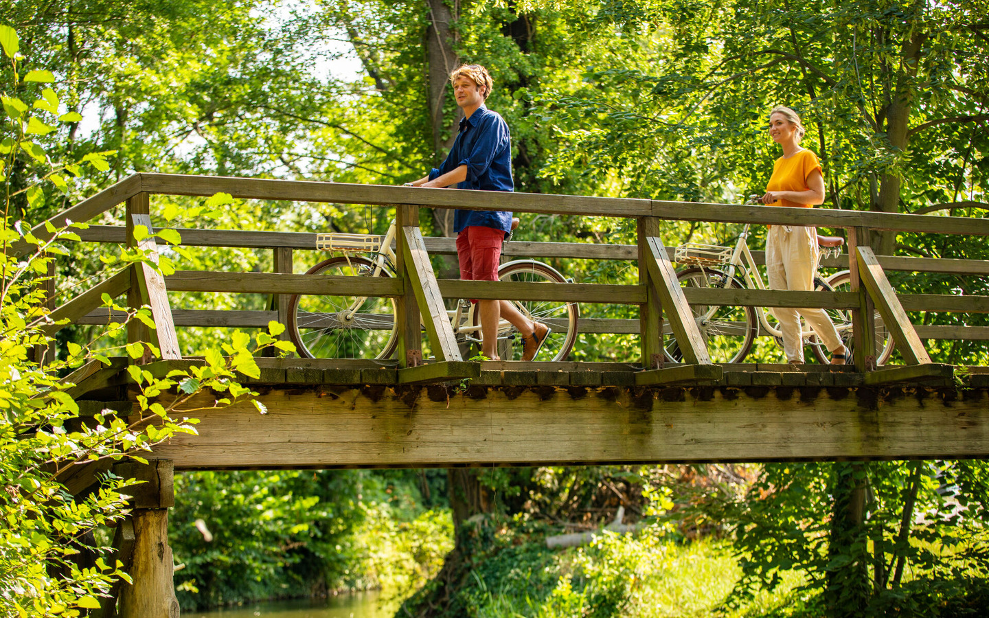 Radfahrer auf einer Spreewaldbank in Burg (Spreewald), Foto: Ron Petraß