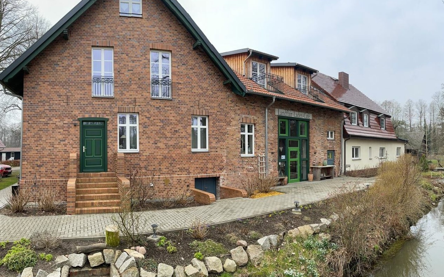 Grüner Wald