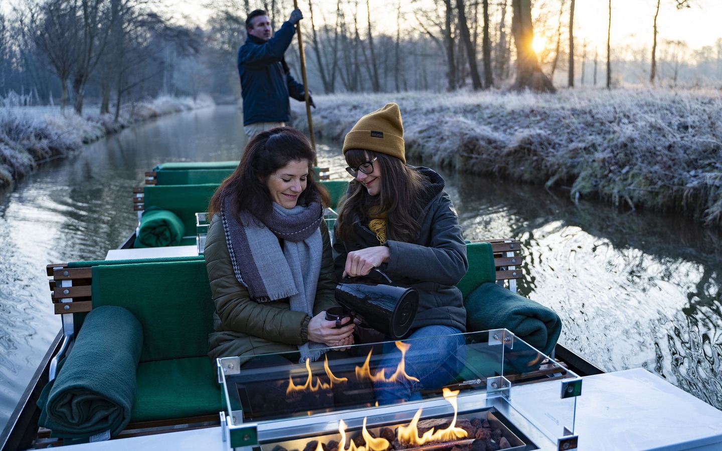 Kaminkahnfahrt im Winter am Bootshaus Leineweber, Foto: Ron Petraß, Lizenz: Amt Burg (Spreewald)