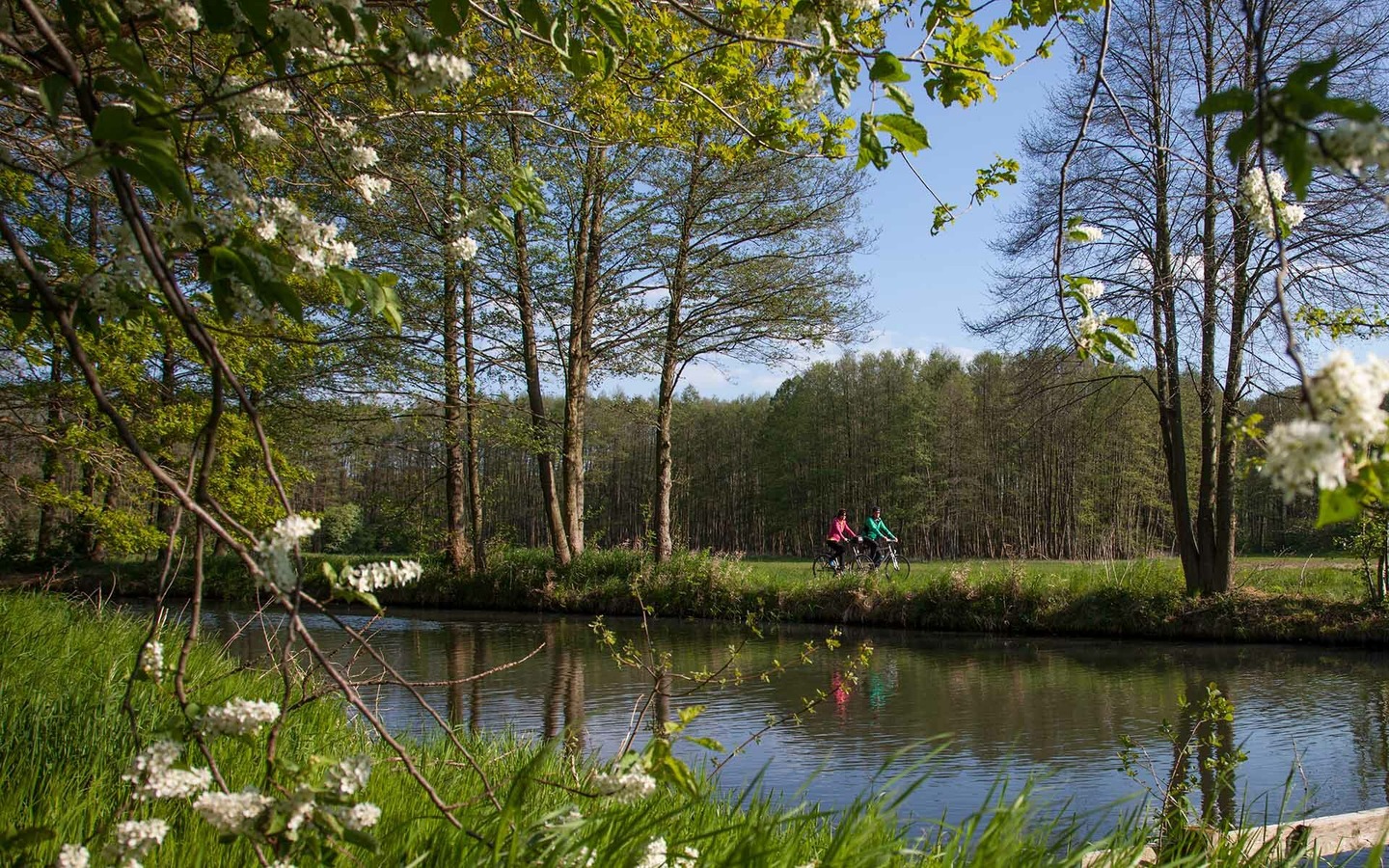 Wander- und Radweg entlang der Fließe in Burg, Foto: Peter Becker, Lizenz: Amt Burg (Spreewald)