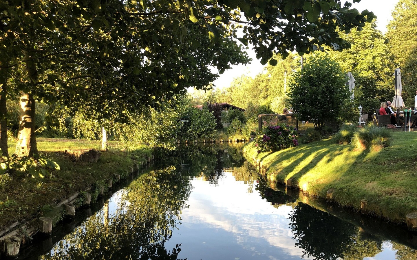 Direkt am Fließ, Foto: Hofrestaurant, Lizenz: Amt Burg (Spreewald)