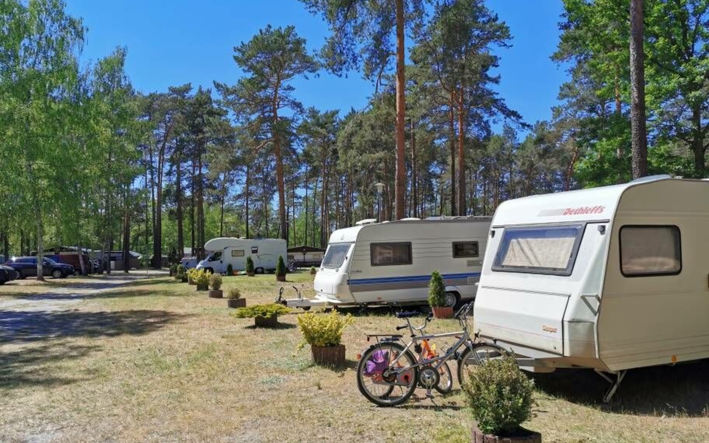 Standplatz Wohnwagen, Wohnmobil, Foto: ReFanCard, Lizenz: Waldcamping Am Großsee