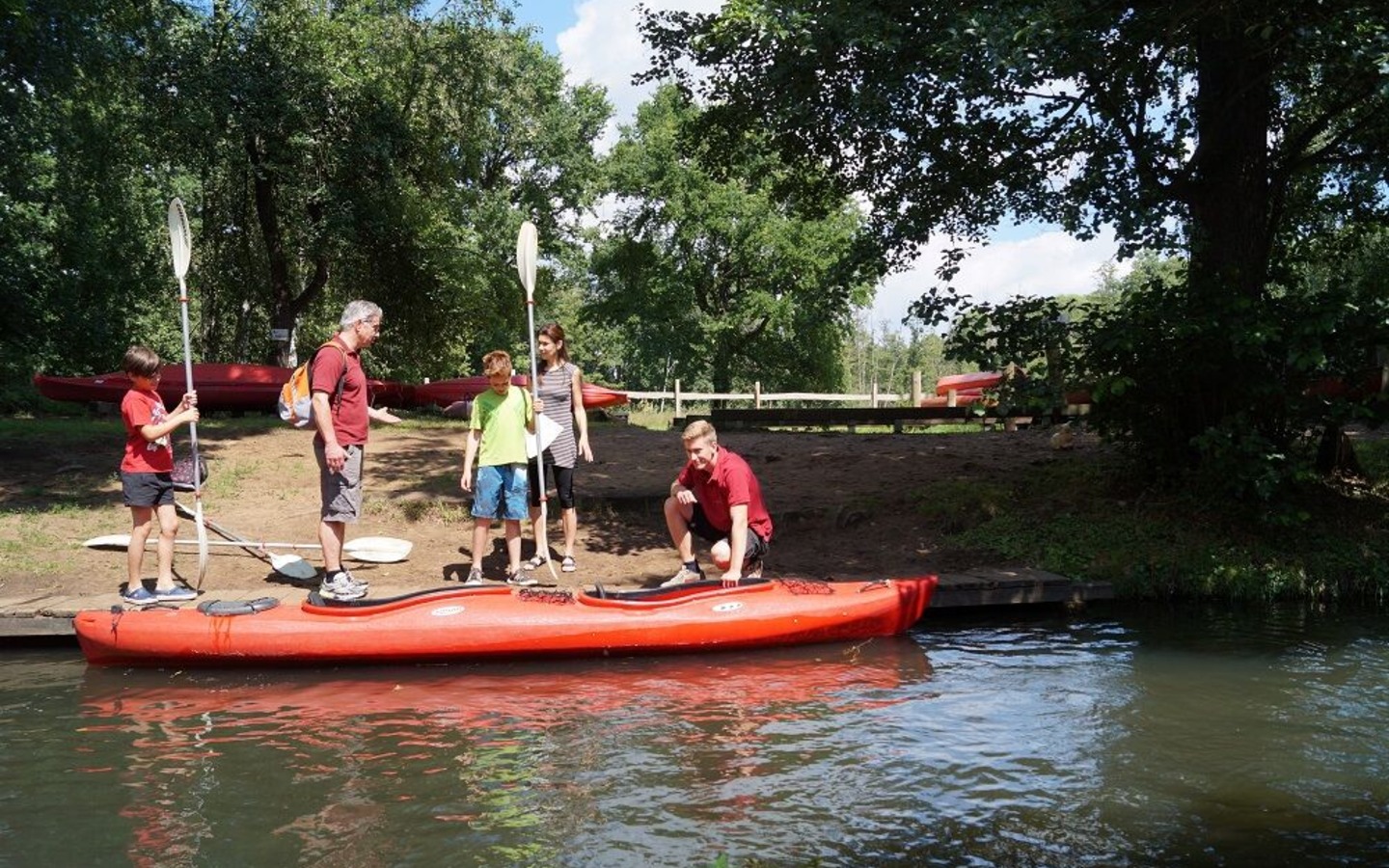 Unterstützung durch unseren Bootsjungen, Foto: Kleiner Spreewaldhafen, Lizenz: Amt Burg (Spreewald)