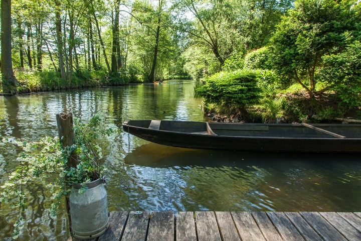 Kahn am Ufer im Frühling ©PeterBecker.jpg