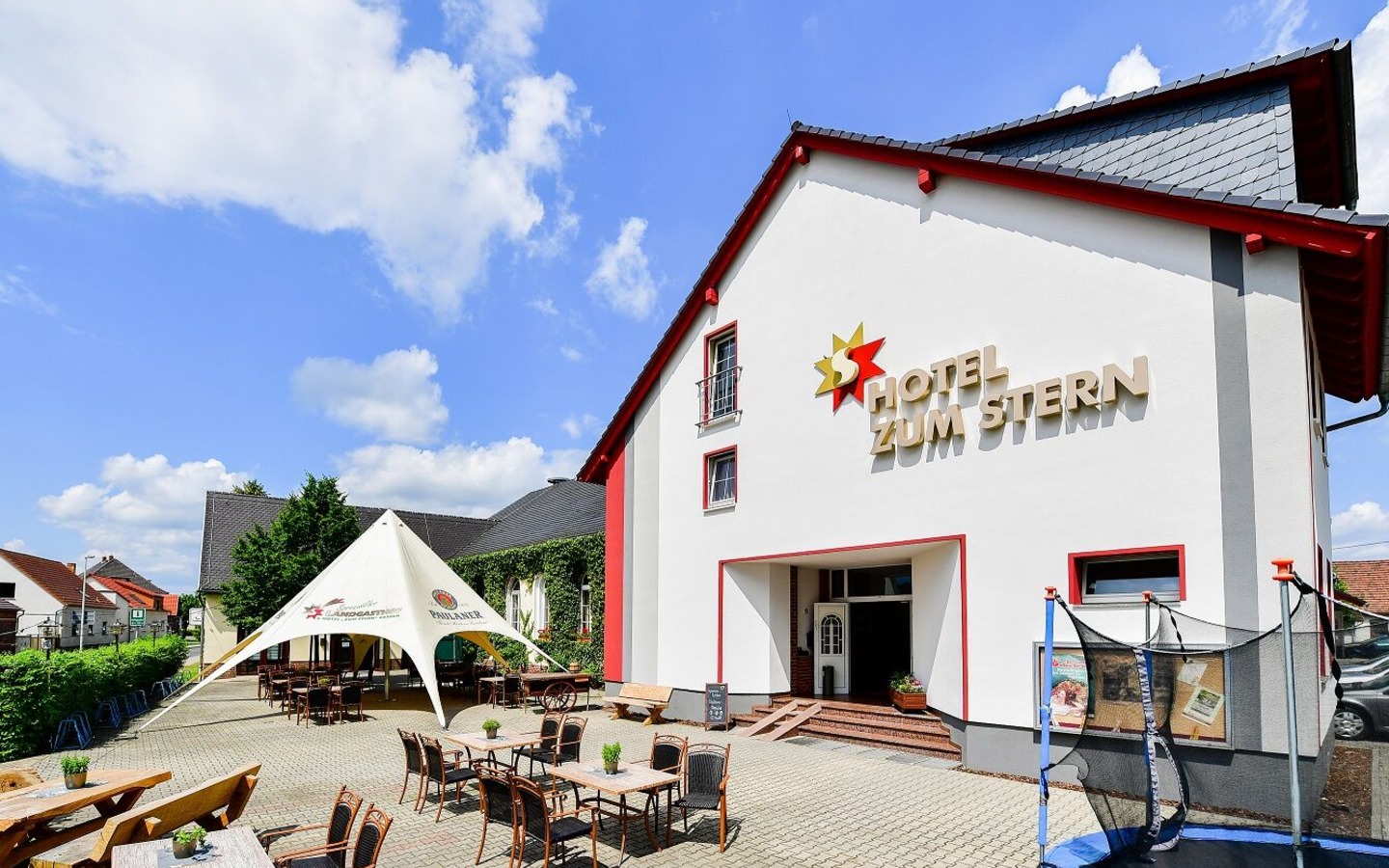 Außenansicht mit Lindenterrasse in Werben, Foto: Thomas Richert, Lizenz: Antje Schlodder-Franke