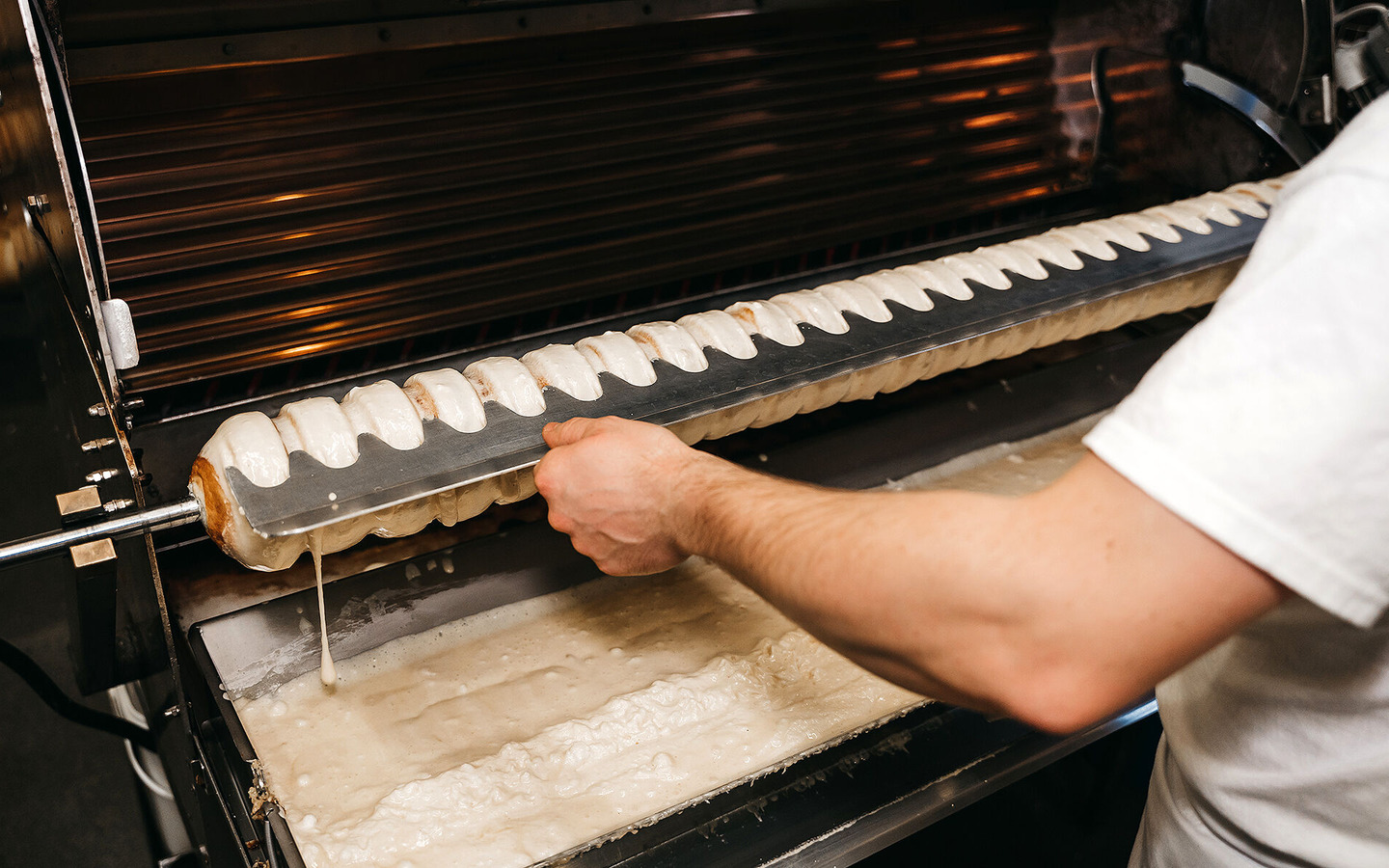Durch das Kämmen erhält der Baumkuchen seine bekannte Form | Groch & Erben, Foto: Johannes Zantow, Lizenz: Groch & Erben