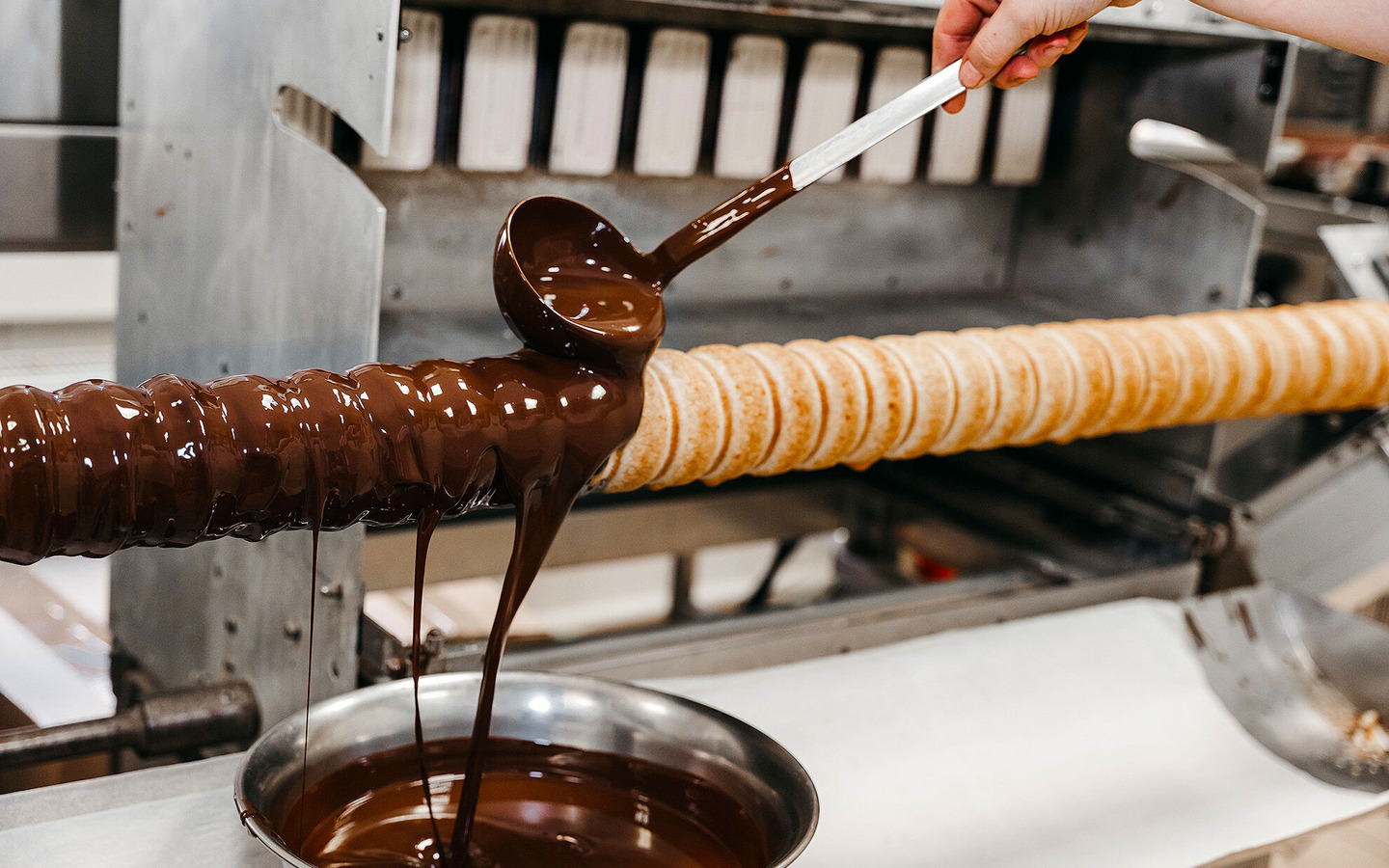 Von Hand mit Schokolade überzogener Baumkuchen aus Cottbus | Groch & Erben, Foto: Johannes Zantow, Lizenz: Groch & Erben