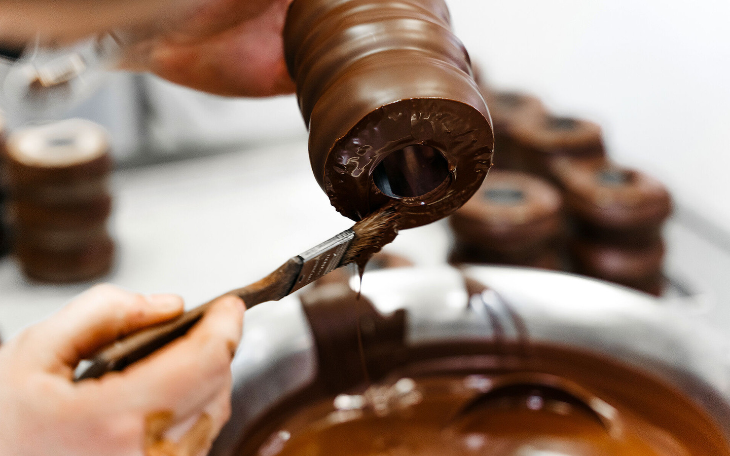 Von Hand mit Schokolade überzogener Baumkuchen aus Cottbus | Groch & Erben, Foto: Johannes Zantow, Lizenz: Groch & Erben