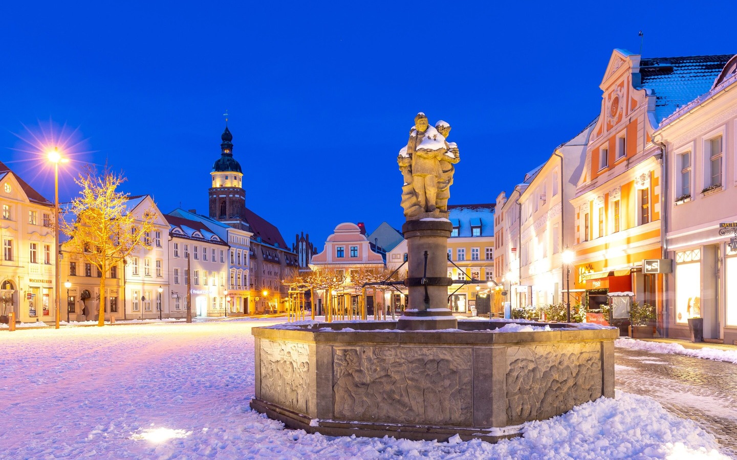 Winterstimmung am Stadtbrunnen Cottbus mit Baumkuchenbäckerin, Foto: Andreas Franke, Lizenz: CMT Cottbus