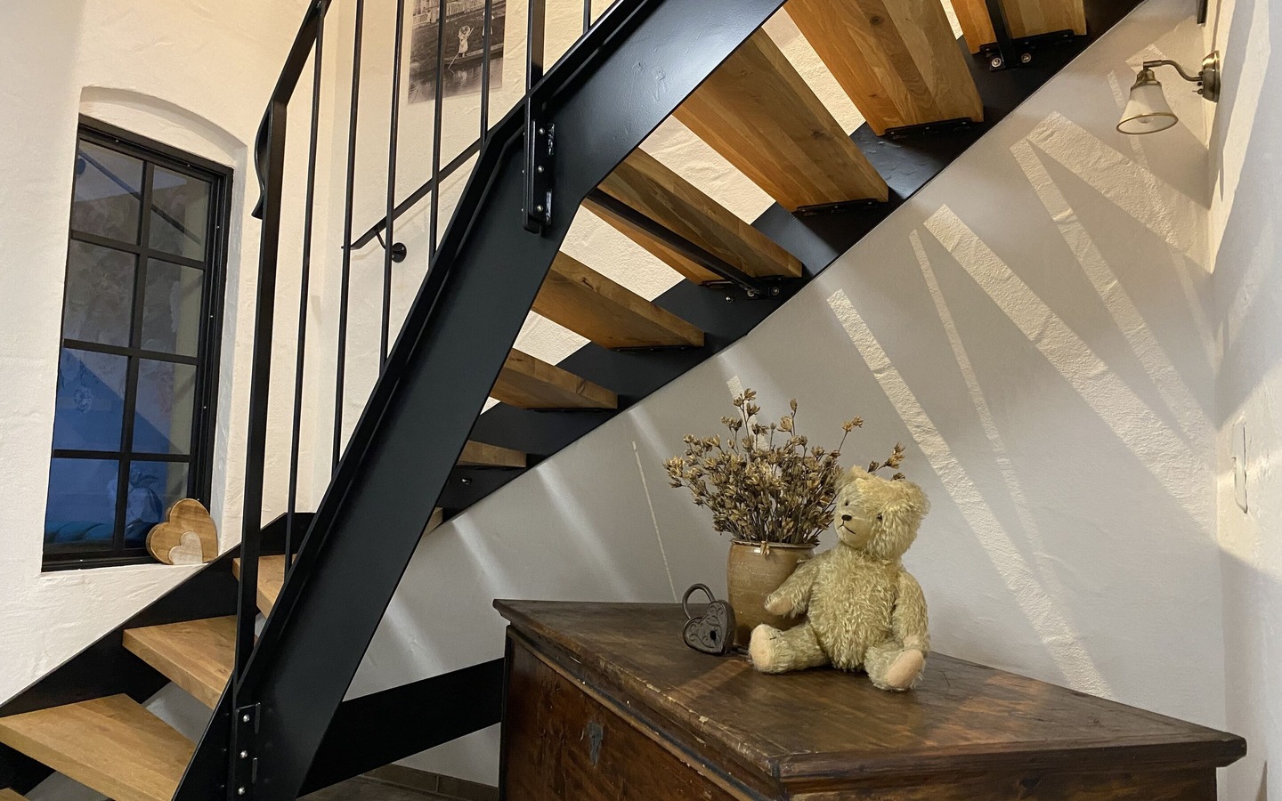 Schöner, großer, heller Flur mit Treppe ins OG, Foto: Jördis Urban, Lizenz: Haus Stenziger