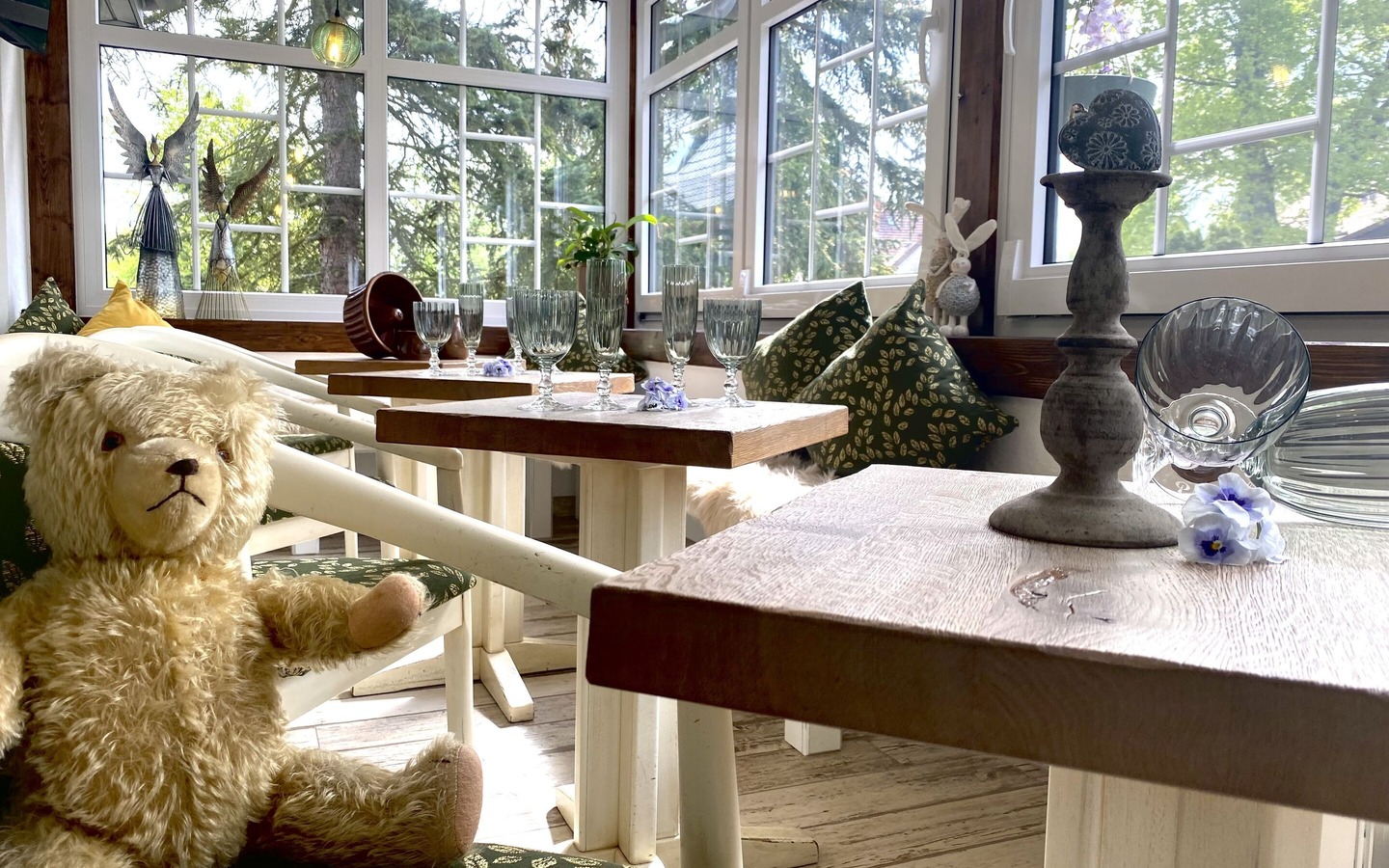 Die "alte Veranda" ist jetzt ein herrliches Plätzchen zum frühstücken, Foto: Jördis Urban, Lizenz: Haus Stenziger