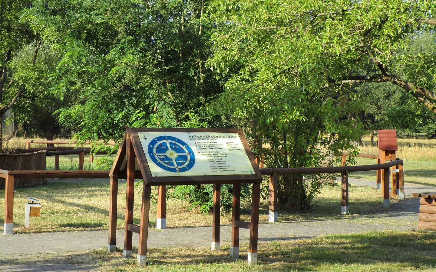 Natur-Erlebnis-Uhr auf dem Schlossberghof, Foto: I. Rüffreck (BR Spreewald), Lizenz: LfU Brandenburg