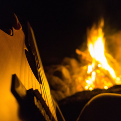 Musik am Lagerfeuer, Foto: Adobe Stock, Lizenz: Amt Burg (Spreewald)
