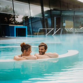 Paar im Außenbecken der Spreewald Therme