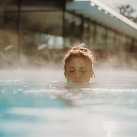 Burger Thermalsole - Frau im Außenbecken , Foto: Spreewald Therme GmbH