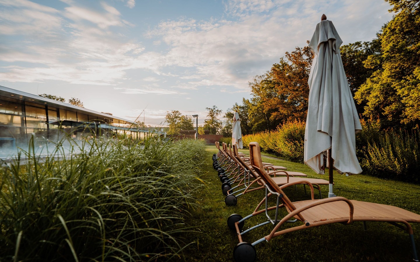 Entspannungsbereich außen, Foto: Finn Eidam, Lizenz: Spreewald Therme GmbH