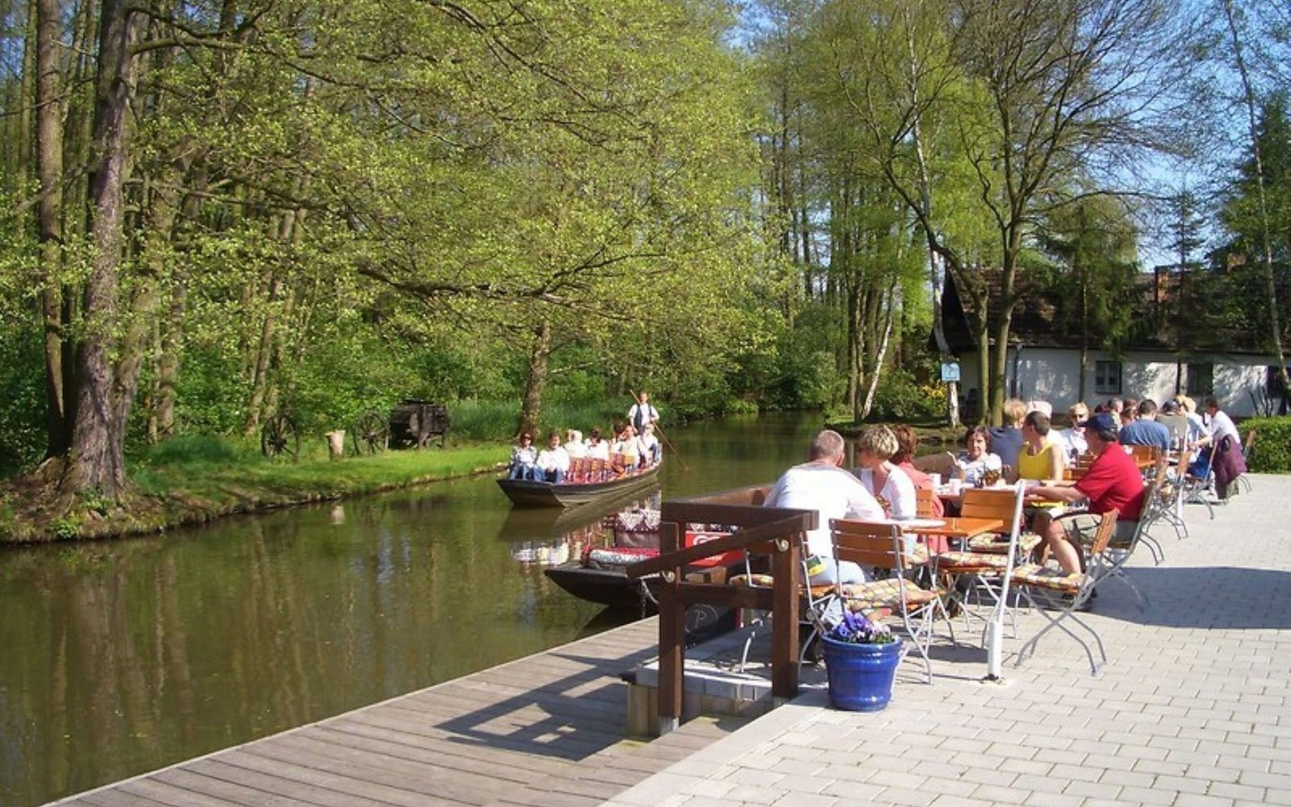 Gemütliche Atmosphäre direkt am Wasser, Foto: Johannes Schimmank, Lizenz: Hafen Waldschlösschen