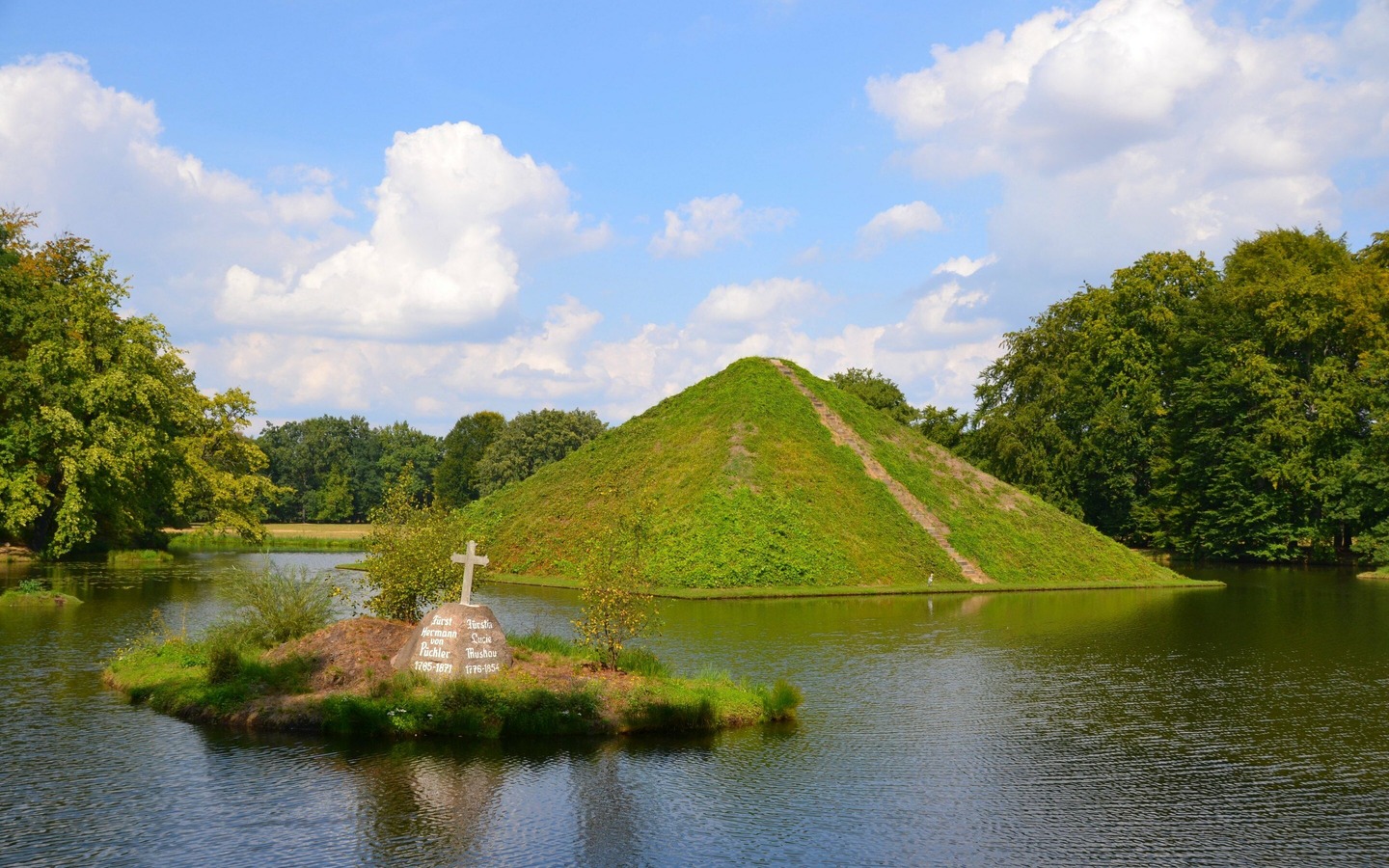 Tumulus und Grab im Schlosspark Branitz, TMB-Fotoarchiv: Matthias Schäfer