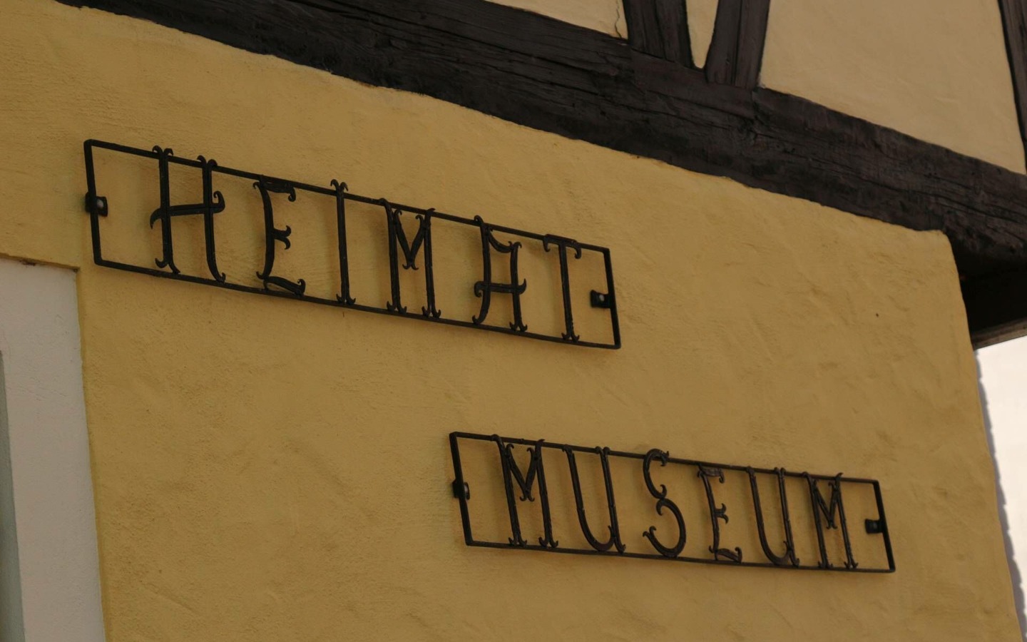 Das Heimatmuseum ist in der alten Mädchenschule, einem Fachwerkhaus aus dem Jahre 1789 in unmittelbarer Nachbarschaft der Stadtkirche, eingerichtet, Foto: Stadt Calau / Jan Hornhauer